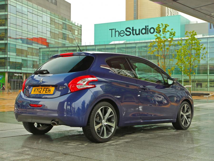  Peugeot 208 3-Door 2012 года  (UK) (фото 8 из 13)